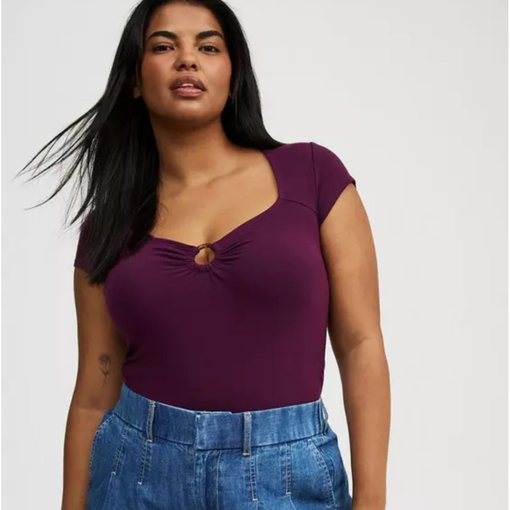 NWT. Torrid Purple Sweetheart Ruched Short Sleeve Top with Keyhole